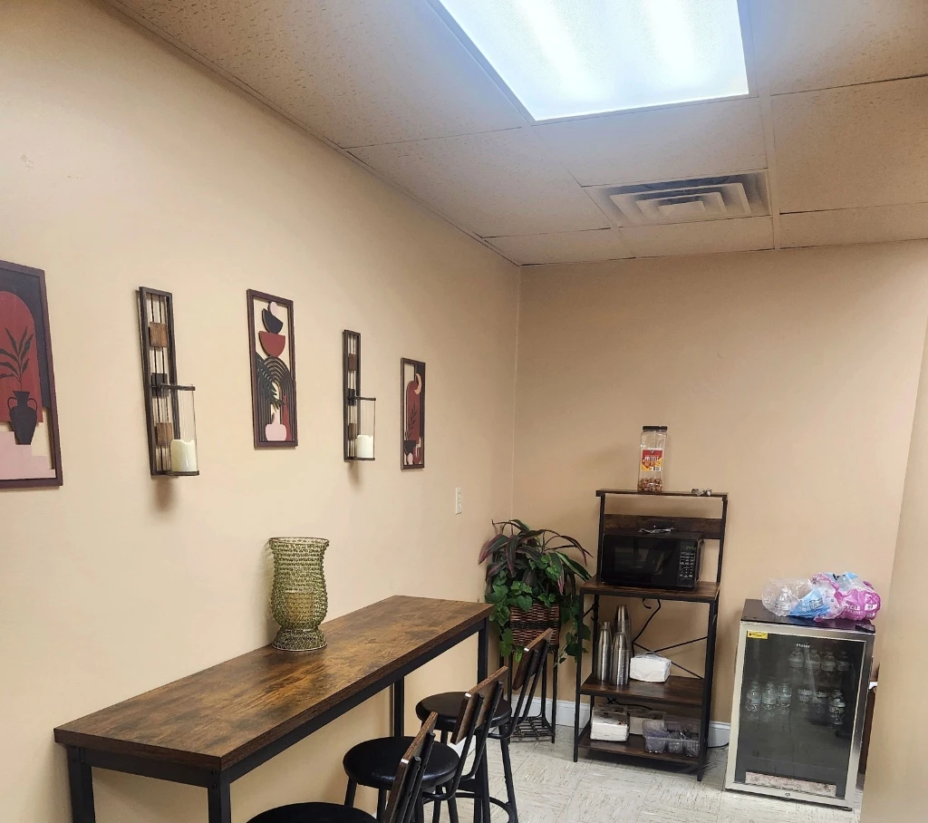Amin 1 Salon Suites private breakroom and tenant lounge